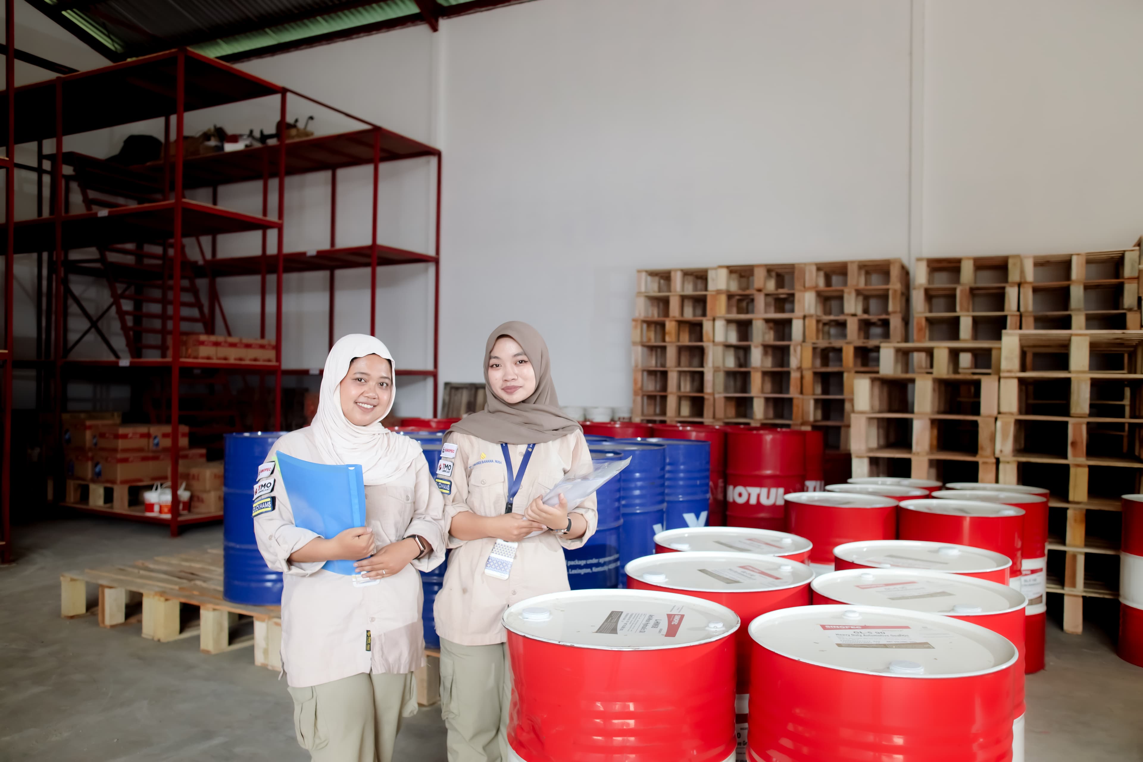 Tim PT. Grande Bahana Nusa di gudang distribusi Sinopec